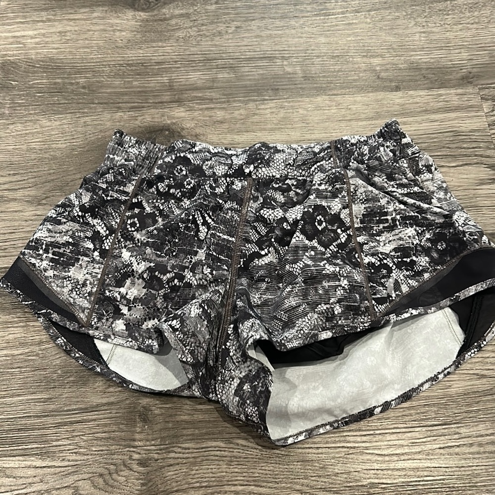Lululemon Hotty Hot 2.5 Shorts in Snakeskin